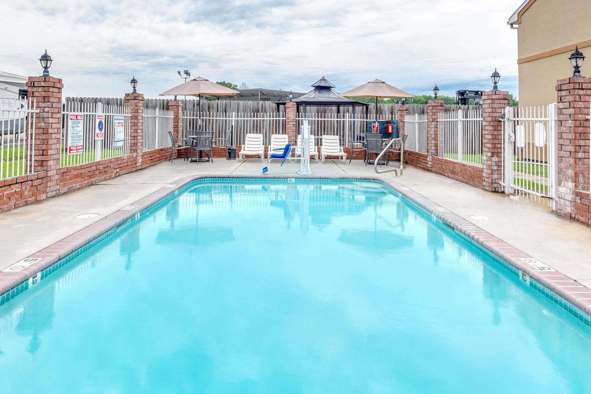 Howard Johnson By Wyndham Scott Lafayette Bagian luar foto